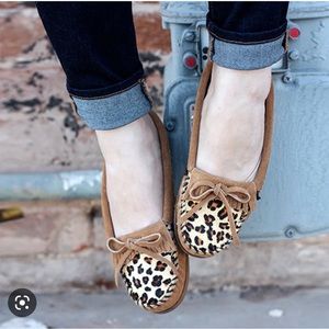 Minnetonka sz 6 taupe leopard moccasins shoes